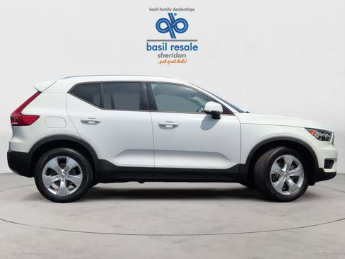 Used 2020 Volvo XC40 T4 Momentum image 8