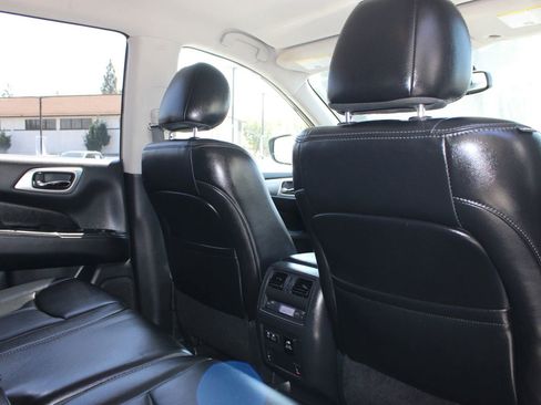 Used 2019 Nissan Pathfinder SL image 14