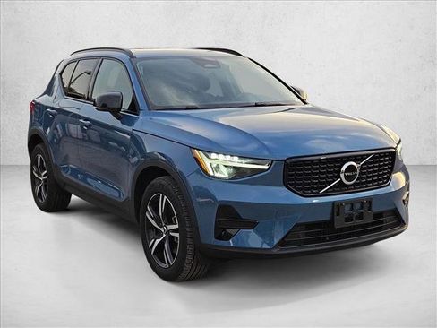 Used 2024 Volvo XC40 B5 Core w/ Climate Package AWD/4WD image 3