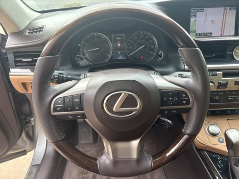 Used 2016 Lexus ES 350 w/ Ultra Luxury Package FWD image 18