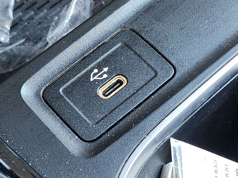 Used 2024 Mercedes-Benz GLB 250 4MATIC image 28