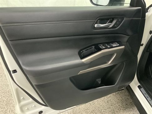 Used 2023 Nissan Pathfinder Platinum image 16