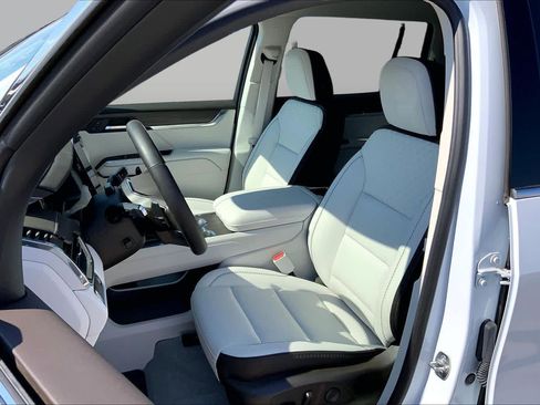 Used 2026 GMC Acadia Denali w/ Super Cruise Package FWD image 8