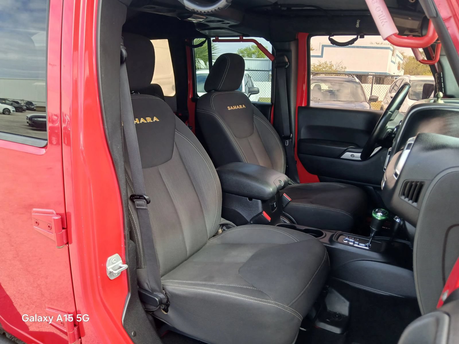 Used 2015 Jeep Wrangler Unlimited Sahara w/ Connectivity Group AWD/4WD image 18