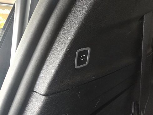 Used 2018 Chrysler Pacifica Limited image 39