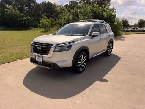 Used 2024 Nissan Pathfinder Platinum w/ Cargo Package AWD/4WD image 2