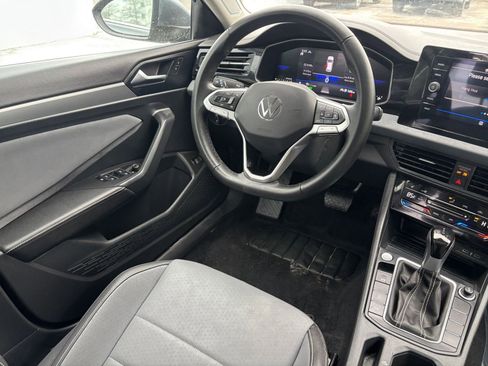 Used 2025 Volkswagen Jetta SE image 29