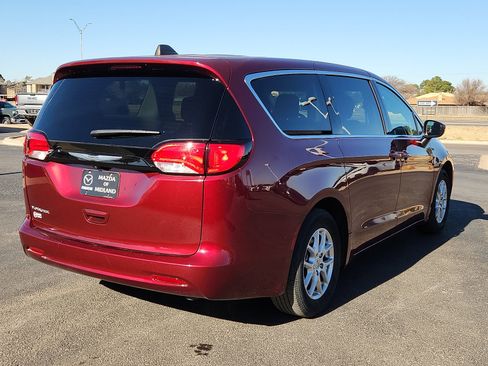 Used 2023 Chrysler Voyager LX FWD image 7