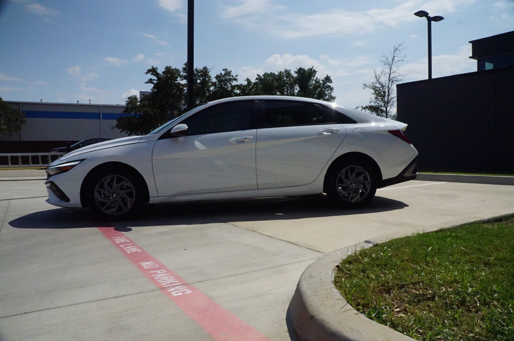 New 2026 Hyundai Elantra Hybrid FWD image 4