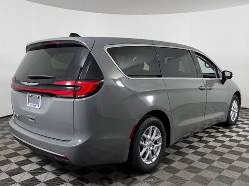 Used 2023 Chrysler Pacifica Touring-L FWD image 8