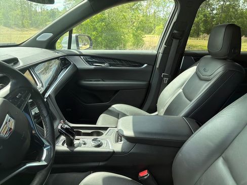 Used 2025 Cadillac XT6 Premium Luxury image 10