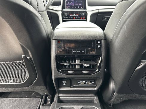Used 2025 Jeep Grand Cherokee L Altitude AWD/4WD image 22