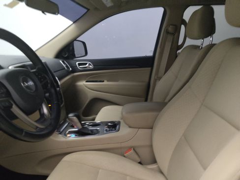 Used 2019 Jeep Grand Cherokee Laredo AWD/4WD image 17