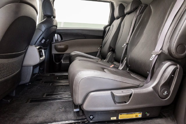 Used 2025 Kia Carnival FWD image 28