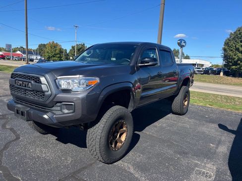 Used 2019 Toyota Tacoma SR image 1