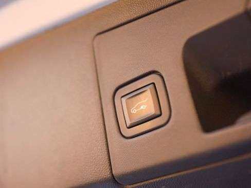 Used 2018 Cadillac XT5 Luxury w/ LPO, Black Ice Package image 39