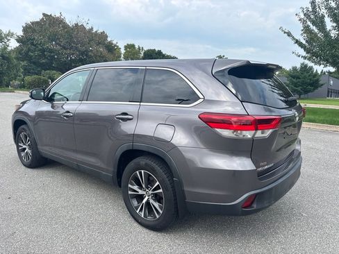 Used 2019 Toyota Highlander LE AWD/4WD image 5