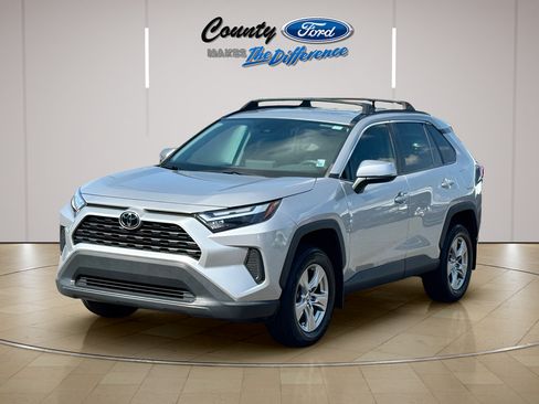Used 2022 Toyota RAV4 XLE w/ Convenience Package AWD/4WD image 2