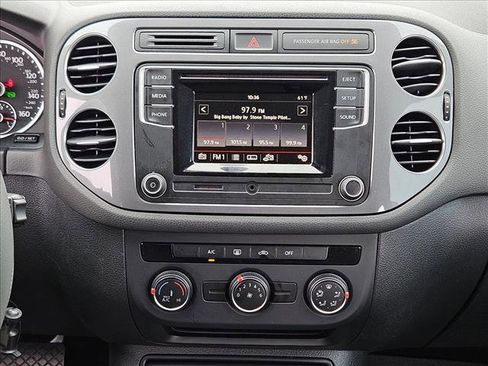 Used 2017 Volkswagen Tiguan S image 13
