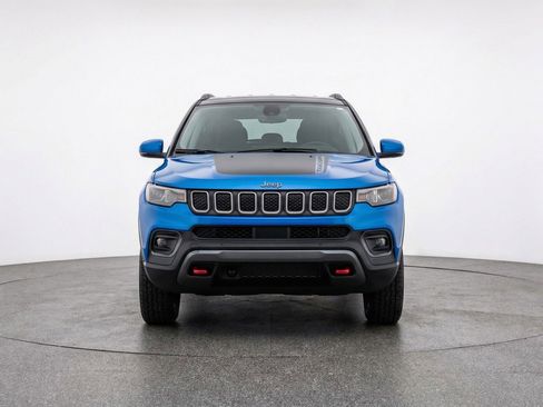 Used 2025 Jeep Compass Trailhawk AWD/4WD image 2