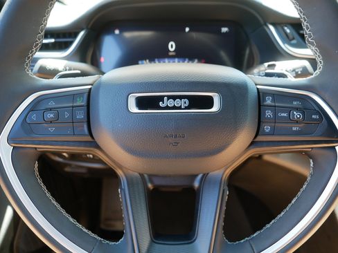 Used 2023 Jeep Grand Cherokee Altitude AWD/4WD image 25