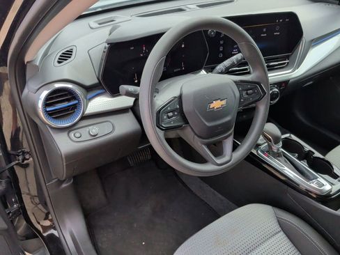 Used 2025 Chevrolet Trax LT FWD image 14