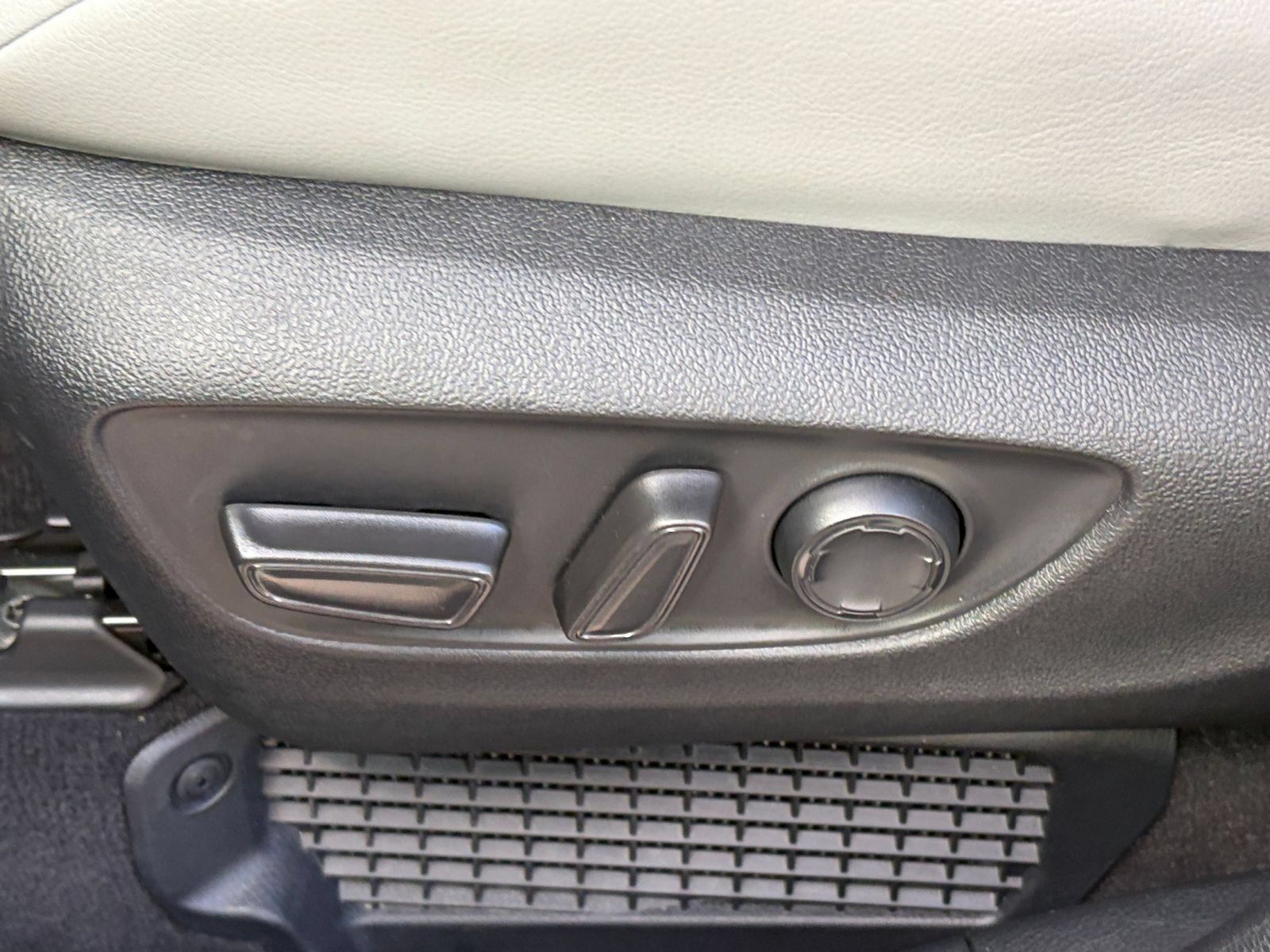 Used 2025 Toyota Sienna XLE FWD image 22