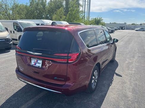 Used 2023 Chrysler Pacifica Touring-L FWD image 11