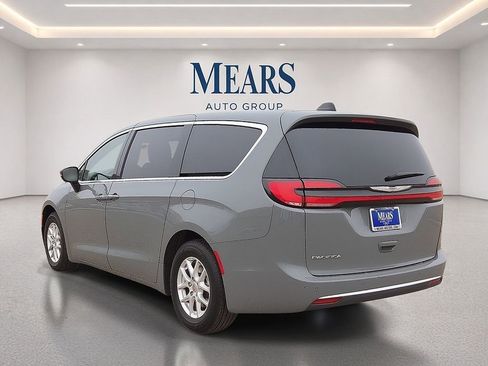 Used 2023 Chrysler Pacifica Touring-L FWD image 3