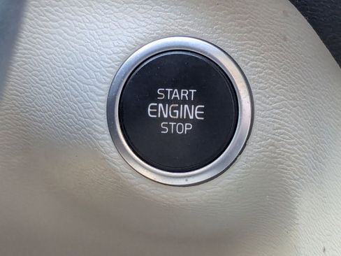 Used 2019 Volvo XC40 T5 Momentum image 32