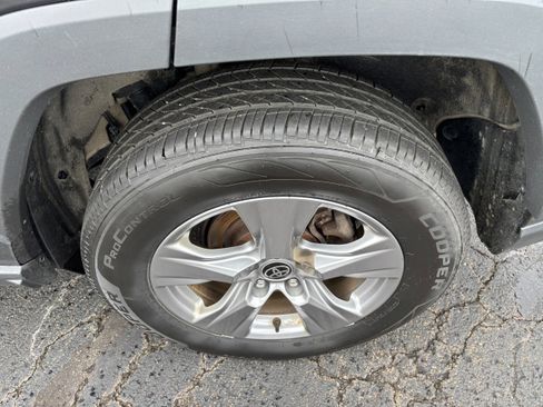 Used 2022 Toyota RAV4 XLE w/ Convenience Package image 8