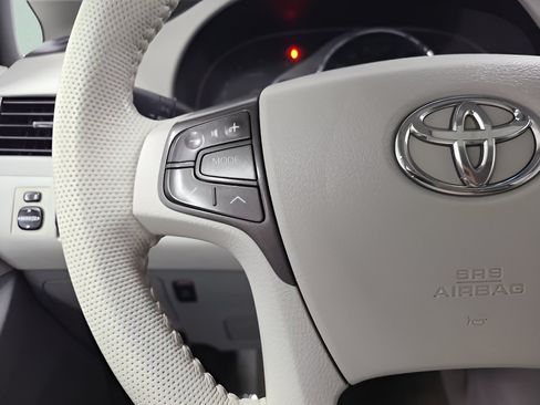 Used 2014 Toyota Sienna XLE w/ Entertainment Package FWD image 28