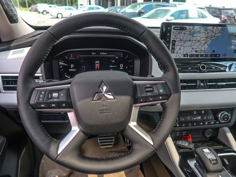 New 2025 Mitsubishi Outlander AWD image 30