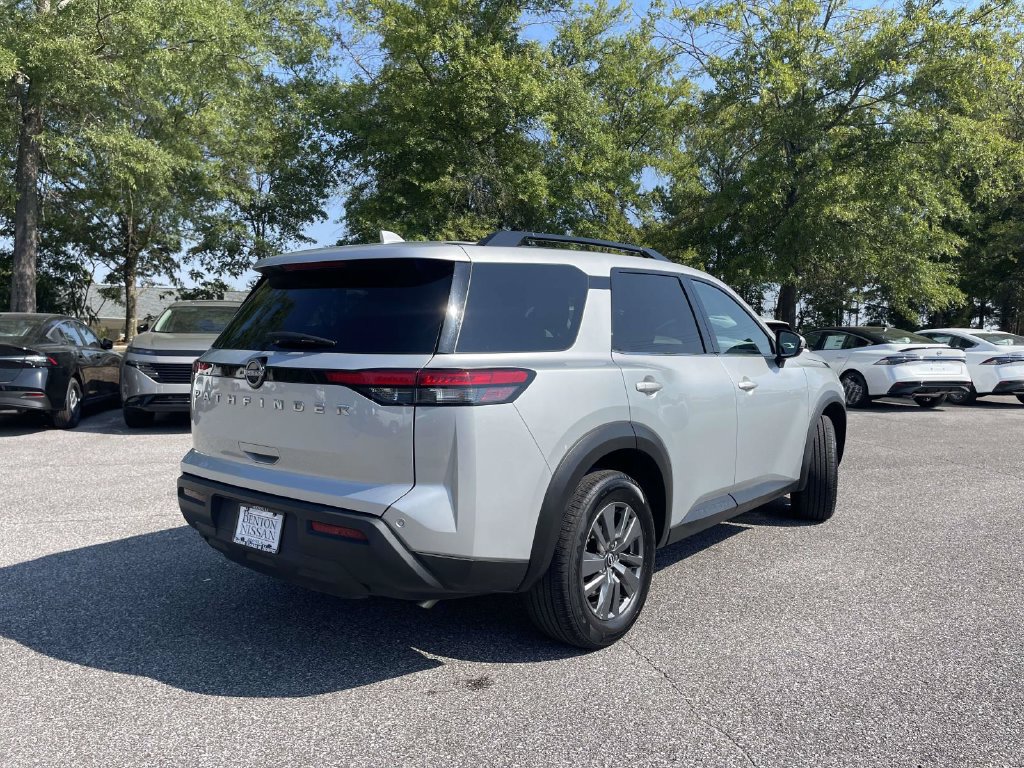 Used 2025 Nissan Pathfinder SV FWD image 3
