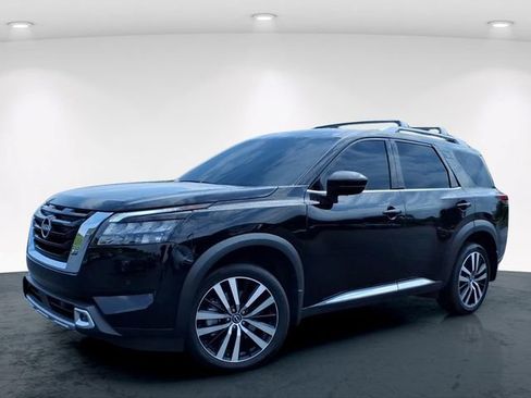 Used 2025 Nissan Pathfinder Platinum w/ Cargo Package AWD/4WD image 2