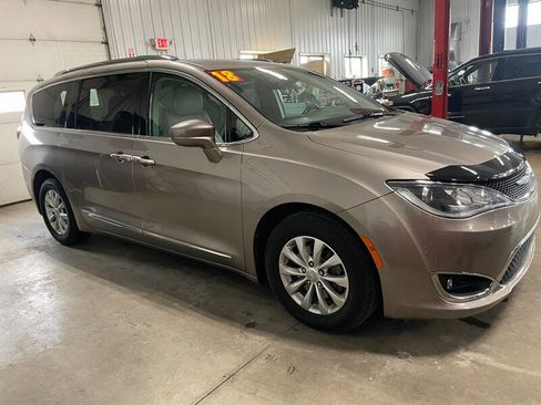 Used 2018 Chrysler Pacifica Touring-L image 5