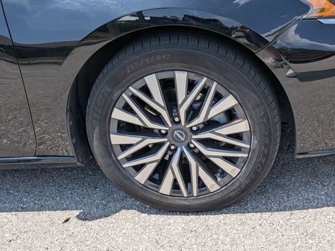 Used 2024 Nissan Altima 2.5 SV FWD image 11