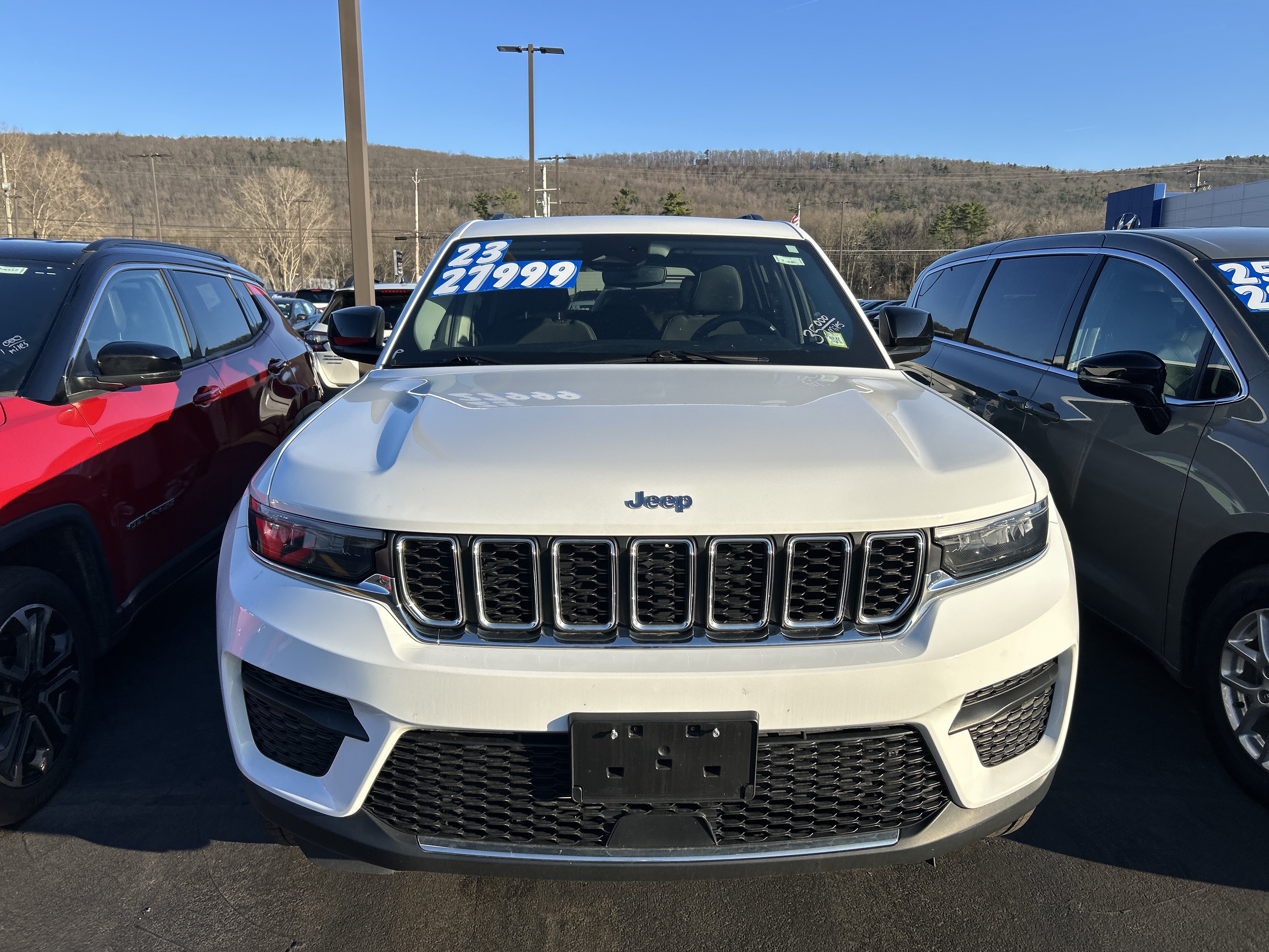 Used 2023 Jeep Grand Cherokee Laredo X AWD/4WD image 31