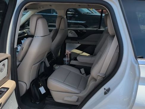 Used 2024 Lincoln Aviator Reserve w/ Equipment Group 201A AWD/4WD image 4