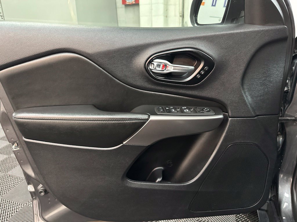 Used 2022 Jeep Cherokee Limited AWD/4WD image 17