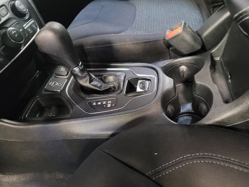 Used 2019 Jeep Cherokee Latitude w/ Popular Appearance Group FWD image 26