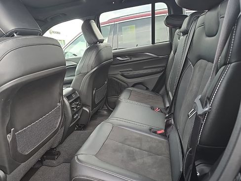 Used 2023 Jeep Grand Cherokee Altitude AWD/4WD image 12