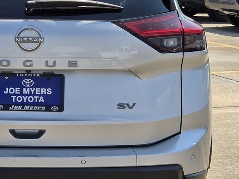 Used 2024 Nissan Rogue SV FWD image 9