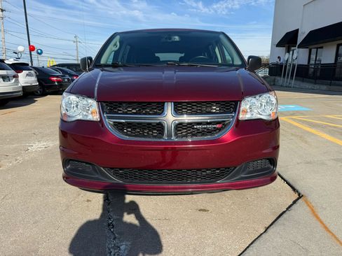 Used 2018 Dodge Grand Caravan SE w/ UConnect Hands-Free Group image 4