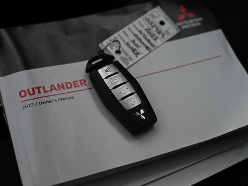 Used 2023 Mitsubishi Outlander SE image 30