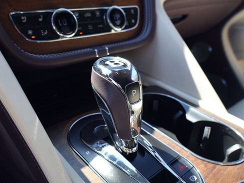 Used 2023 Bentley Bentayga Extended Wheelbase AWD/4WD image 20