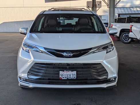 Certified 2023 Toyota Sienna Platinum image 2
