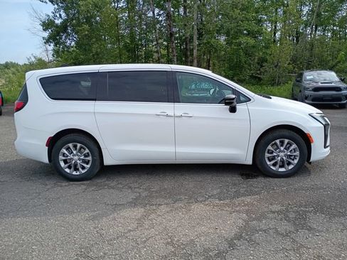 Used 2027 Chrysler Pacifica Select AWD/4WD image 4