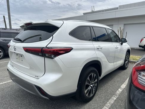 Used 2021 Toyota Highlander XLE image 8