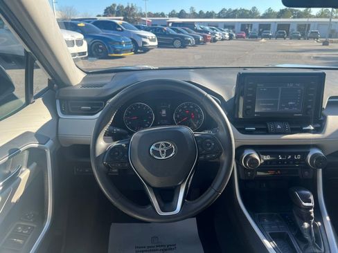Used 2020 Toyota RAV4 XLE Premium image 10